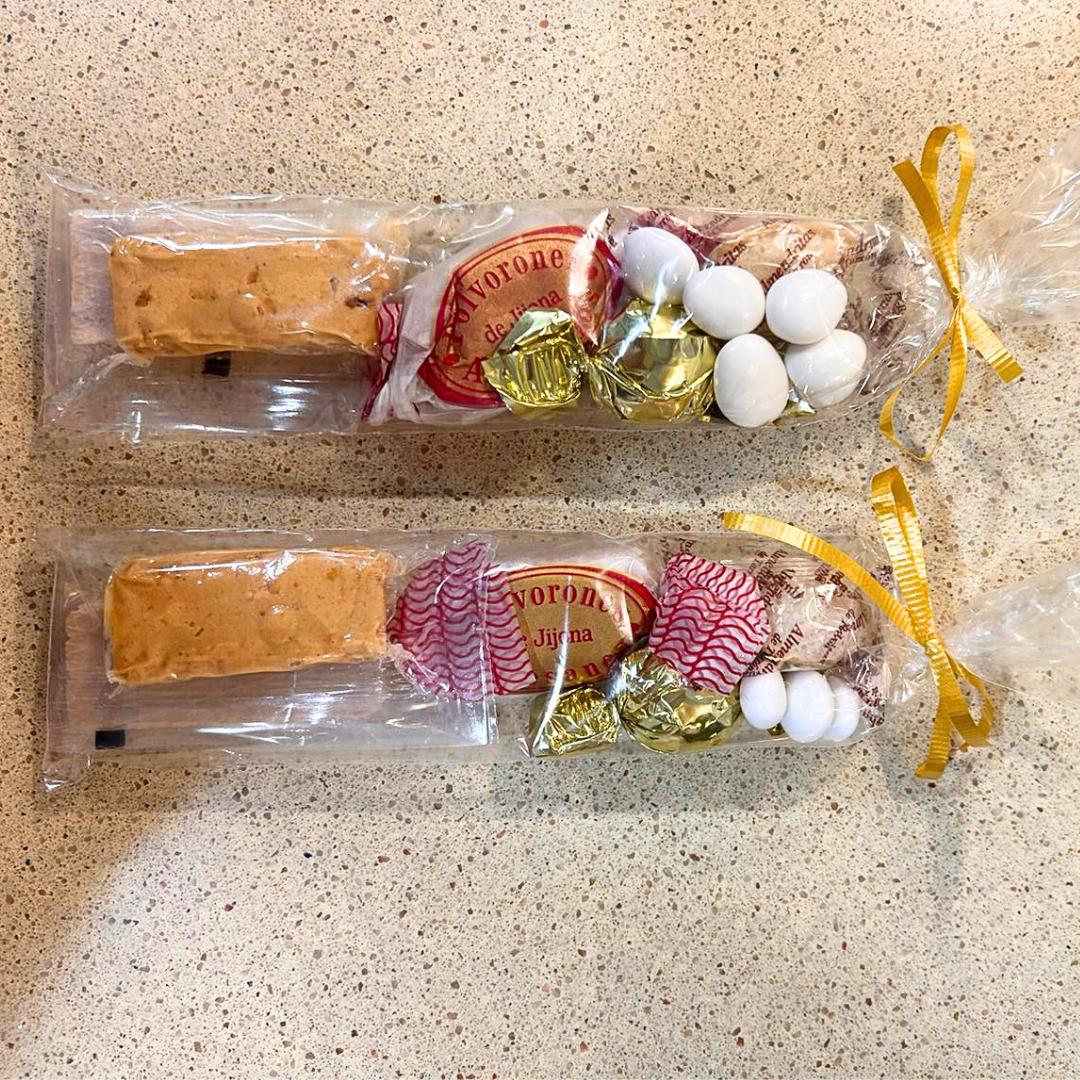 Bolsita individual con turrones, bombones y polvorones para regalar