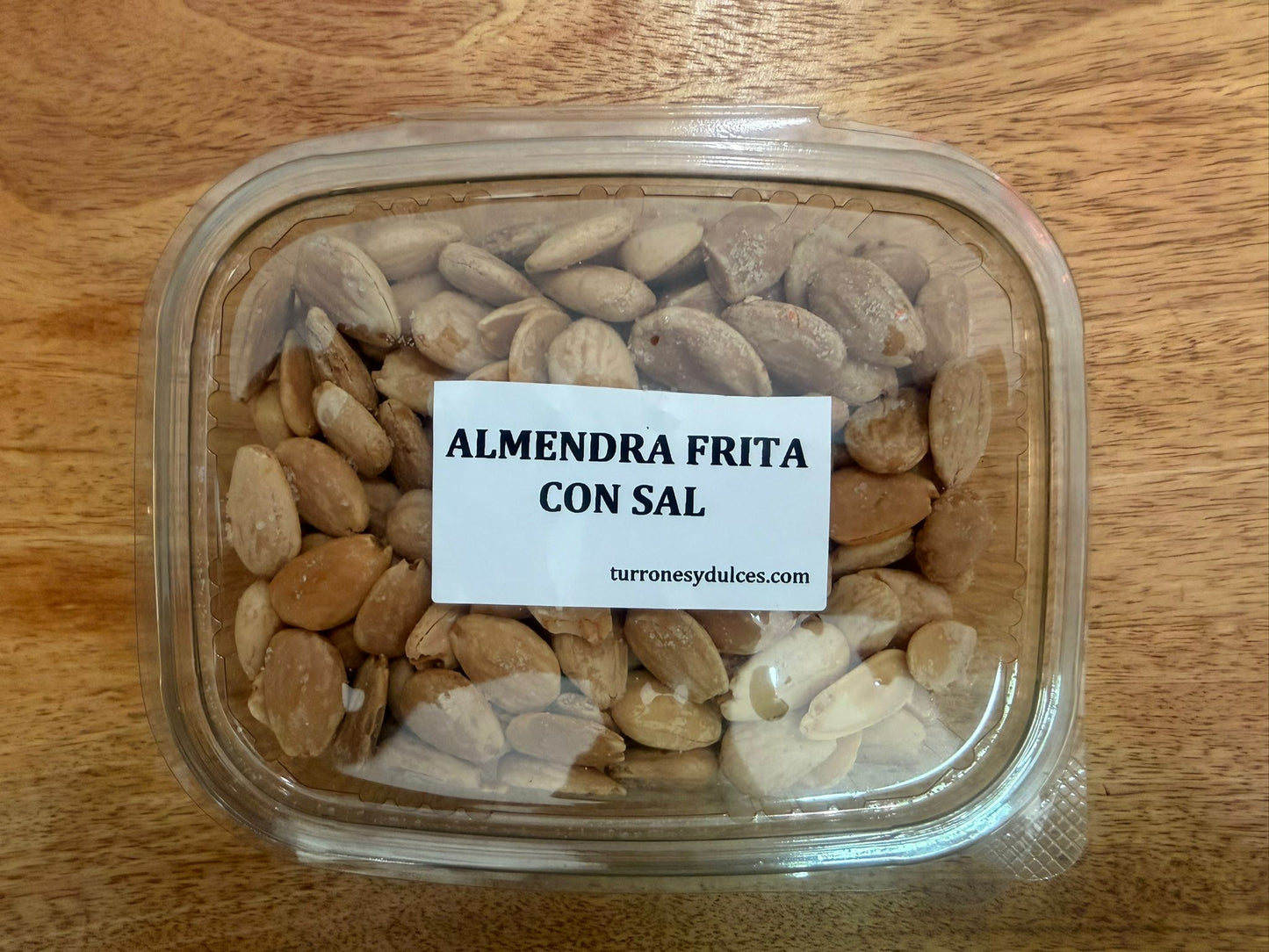 bandeja de almendras fritas con sal