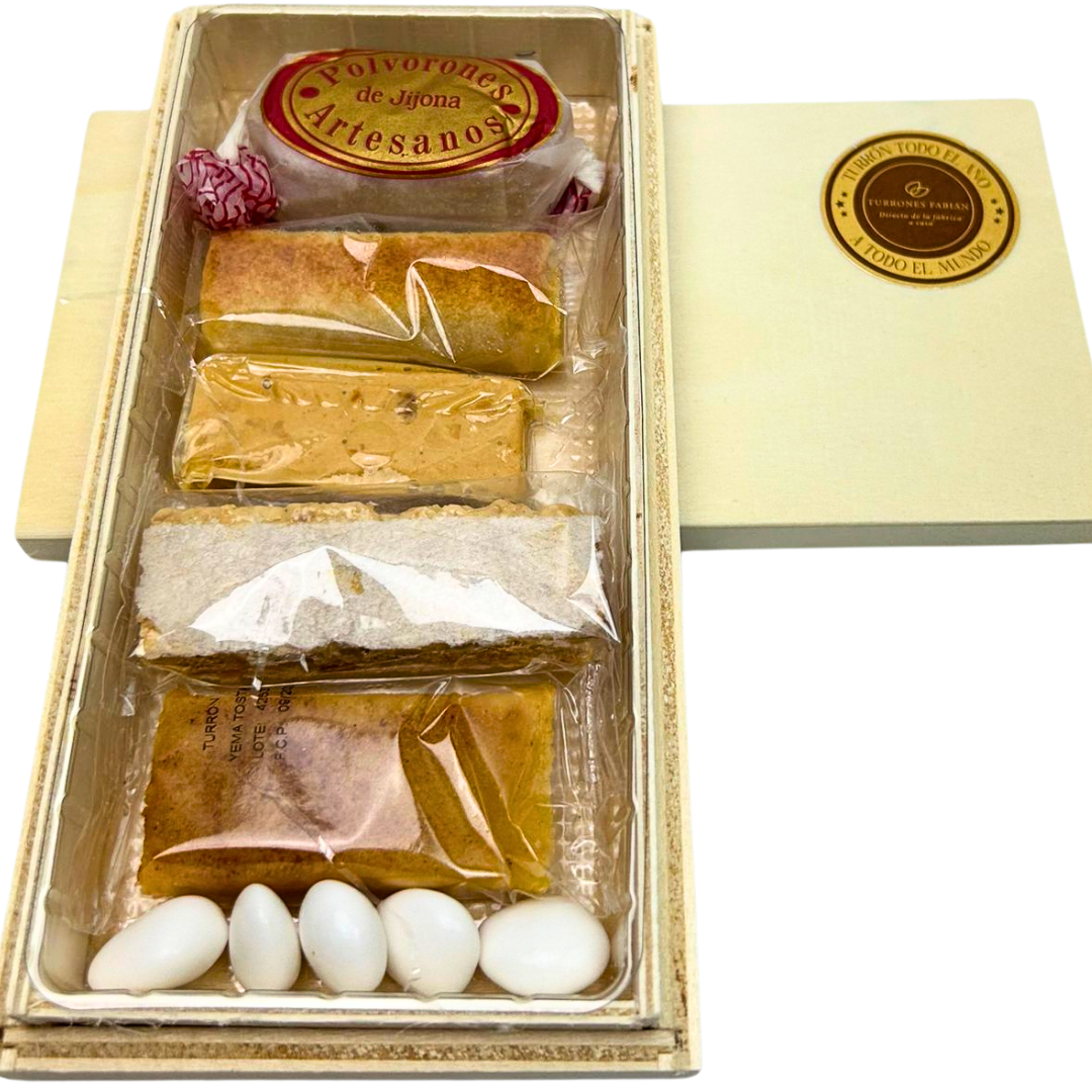 Regalo con surtido de turrones, peladillas, mazapán y polvorones en caja de madera
