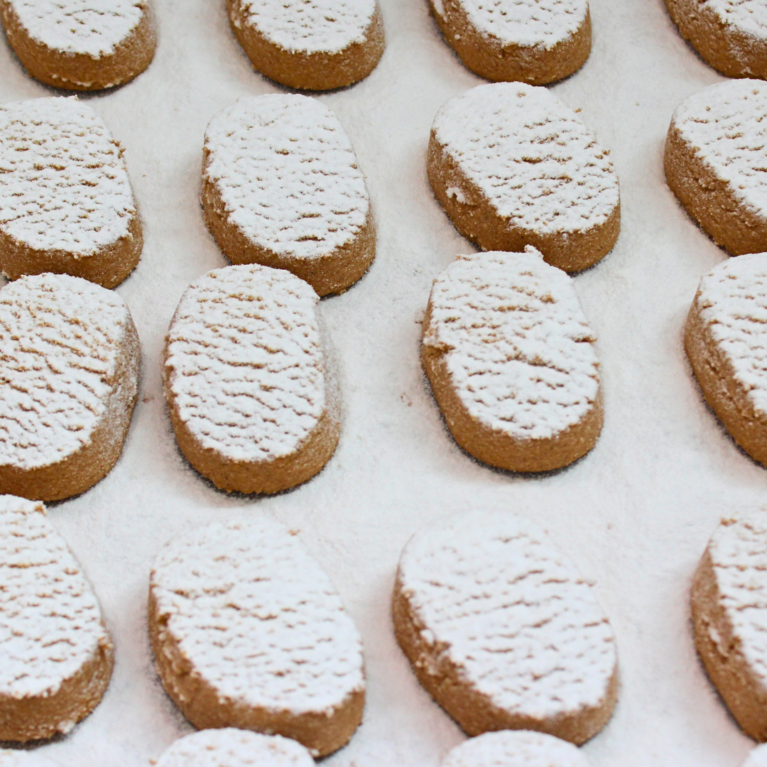 Polvorones de Almendra, a granel en cajas de 4kg - 120 Unid Aprox