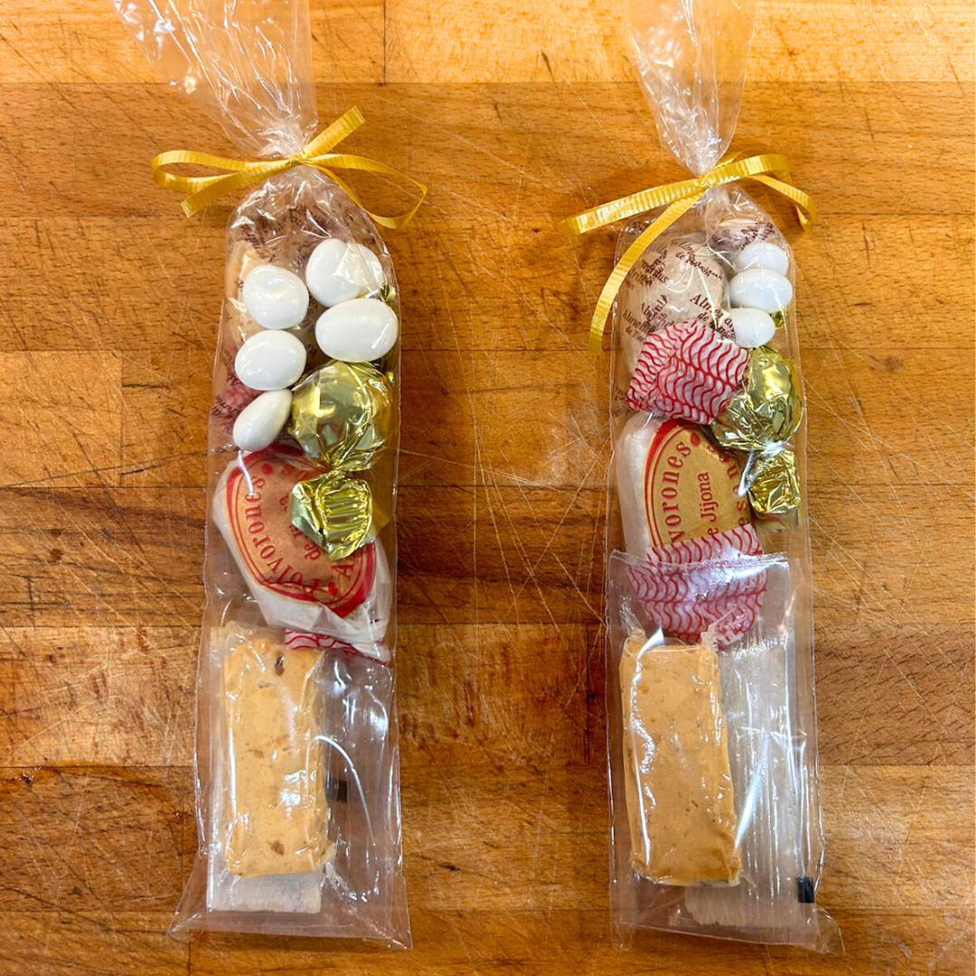 Bolsita individual con turrones, bombones y polvorones para regalar
