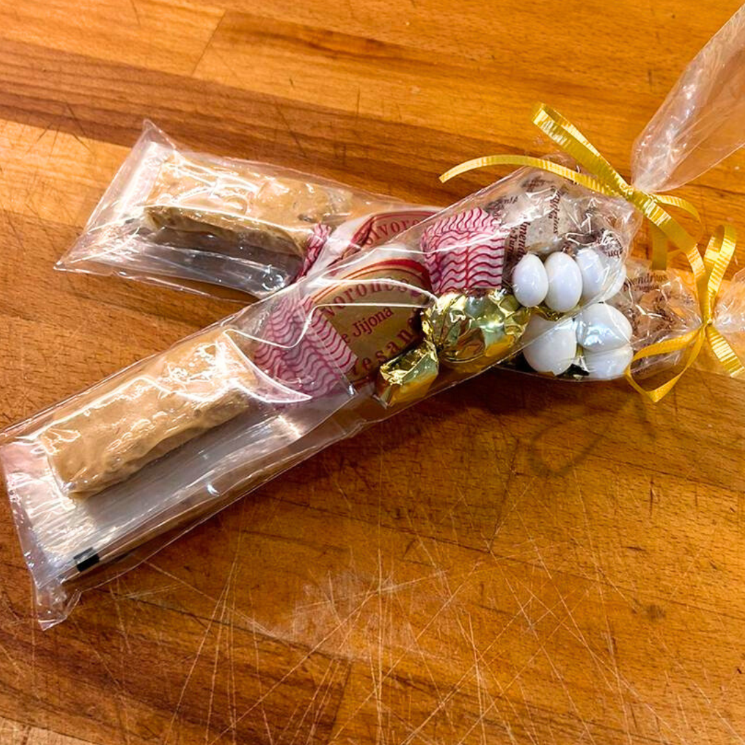 Bolsita individual con turrones, bombones y polvorones para regalar