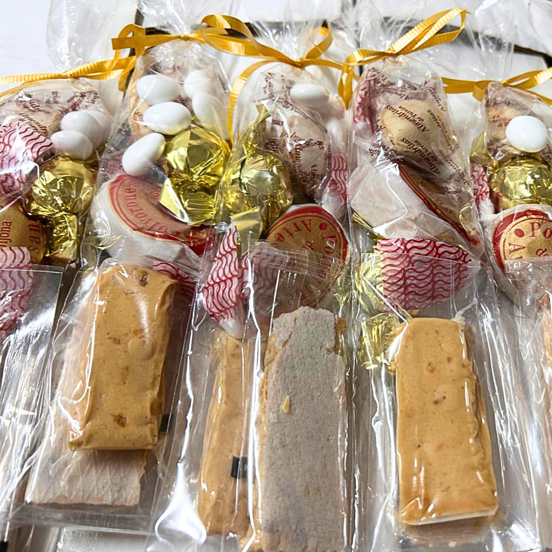 Bolsita individual con turrones, bombones y polvorones para regalar