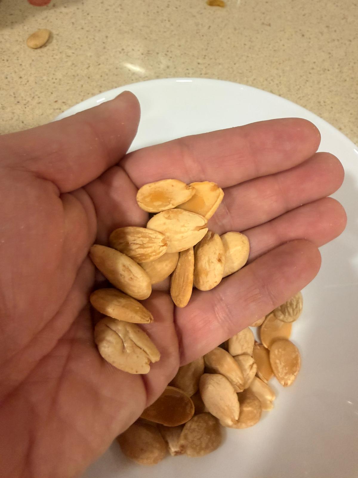 Almendras repeladas fritas a granel por 1 kg