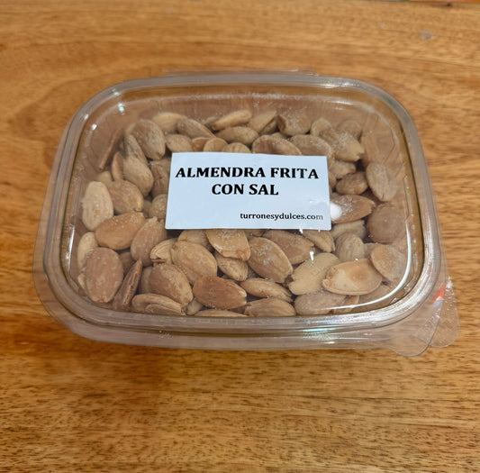 bandeja de almendras fritas con sal