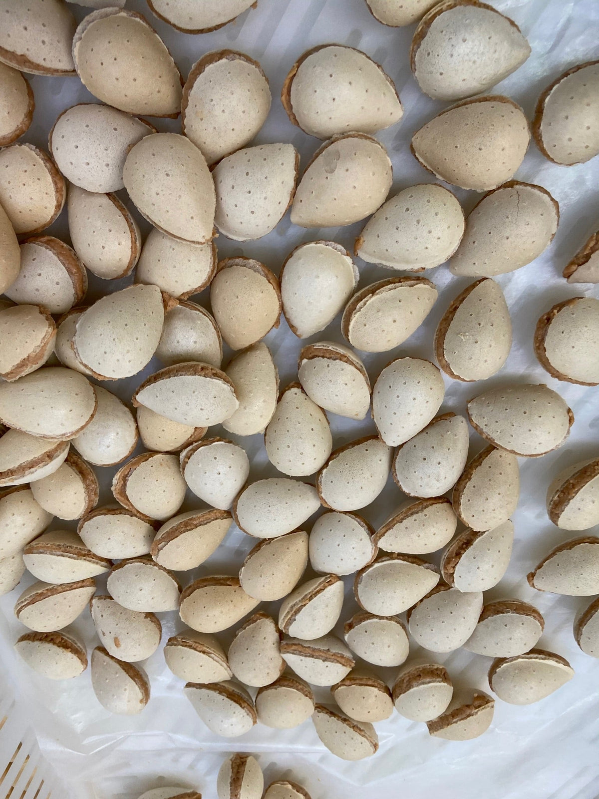 Almendritas terminadas manualmente con relleno de turrón a la piedra; esta foto ilustra una variante distinta al producto habitual