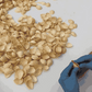 Animación de 22 segundos con la elaboración manual de almendritas rellenas de turrón a la piedra