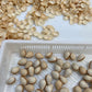 Proceso a mano de almendritas rellenas: imágenes de la variante turrón a la piedra