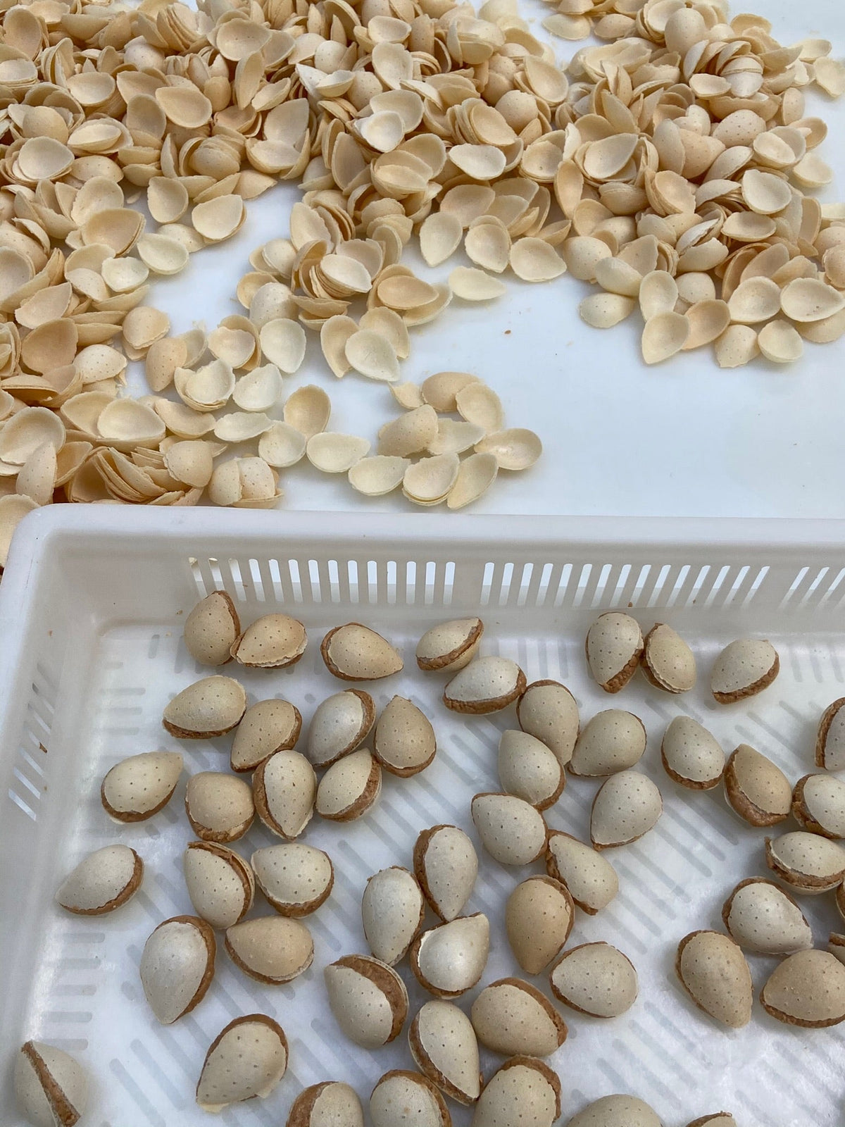 Proceso a mano de almendritas rellenas: imágenes de la variante turrón a la piedra