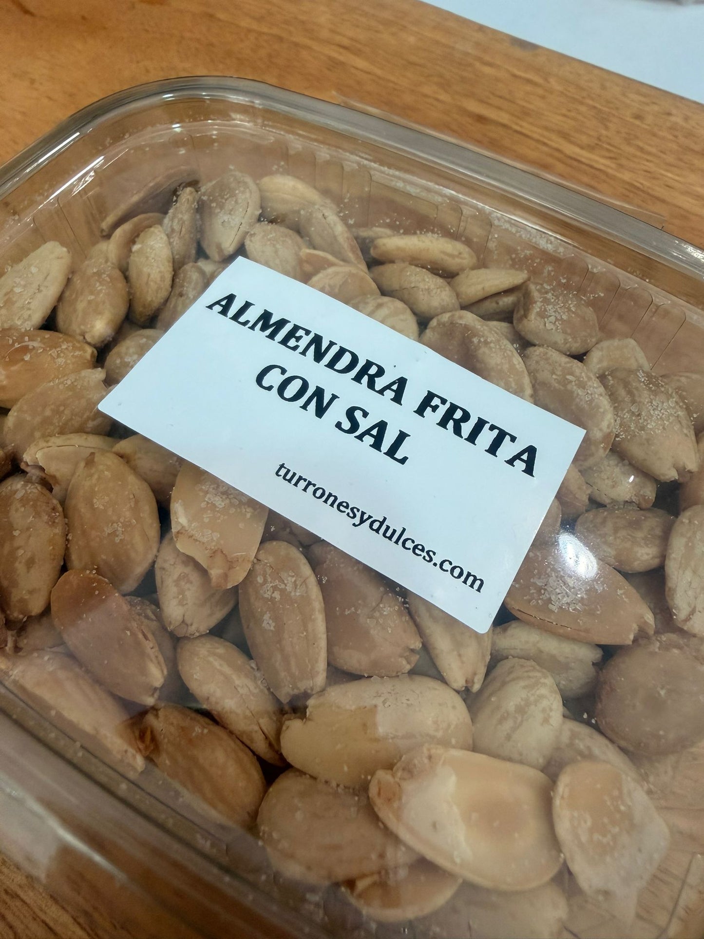 bandeja de almendras fritas con sal