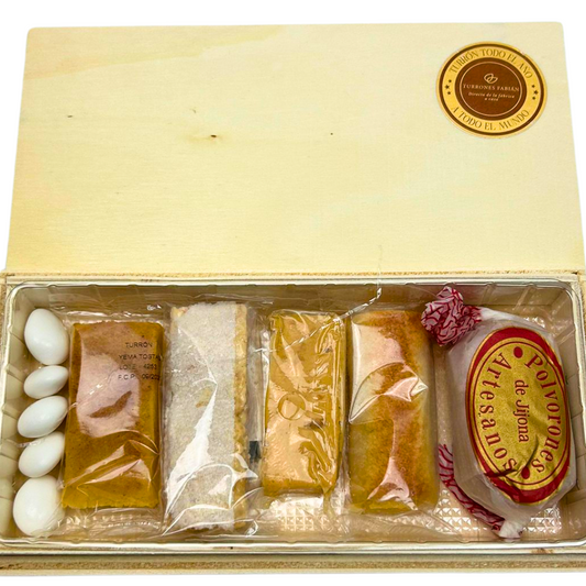 Regalo con surtido de turrones, peladillas, mazapán y polvorones en caja de madera