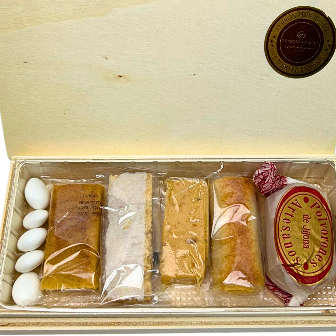 Regalo con surtido de turrones, peladillas, mazapán y polvorones en caja de madera