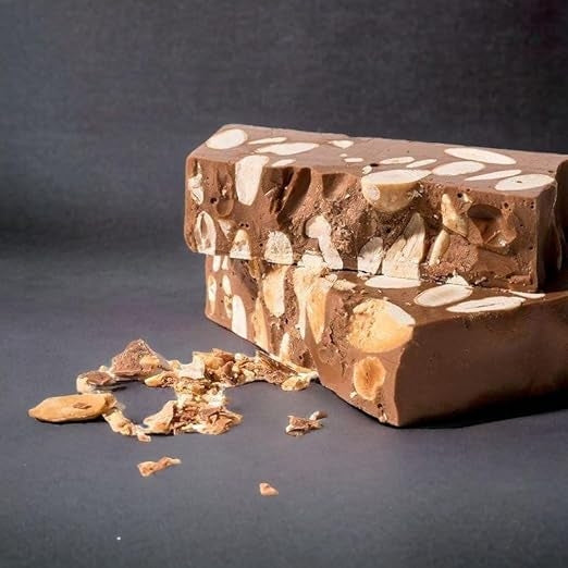 porción de chocolate con almendras por 20g