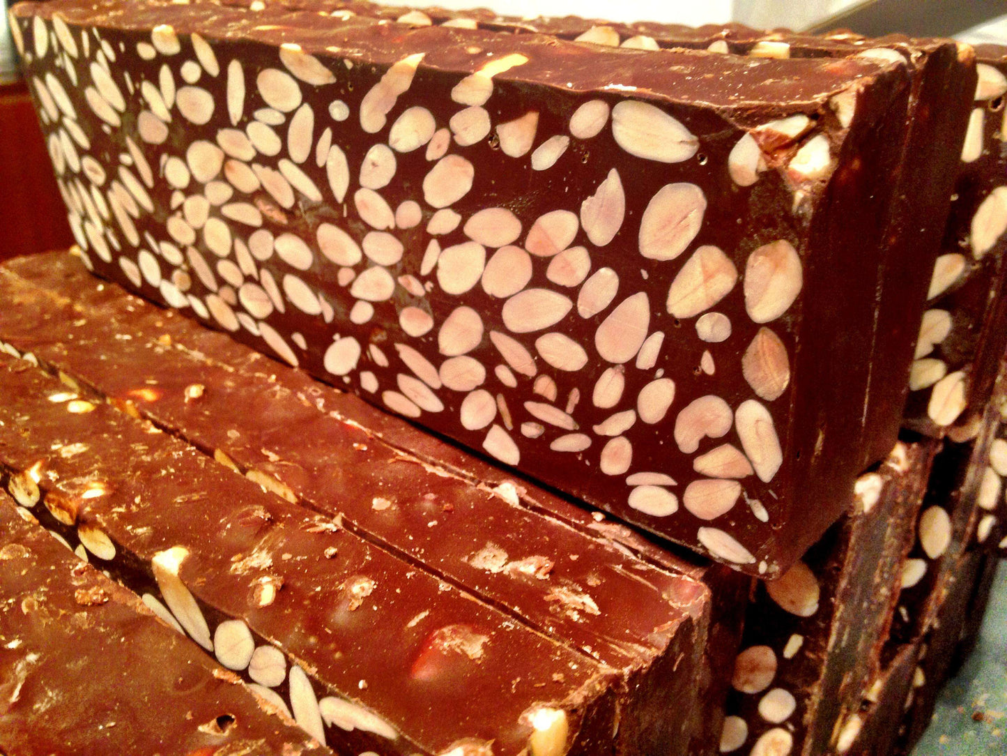 Turrón Chocolate Negro Puro con Almendras, 500 gramos