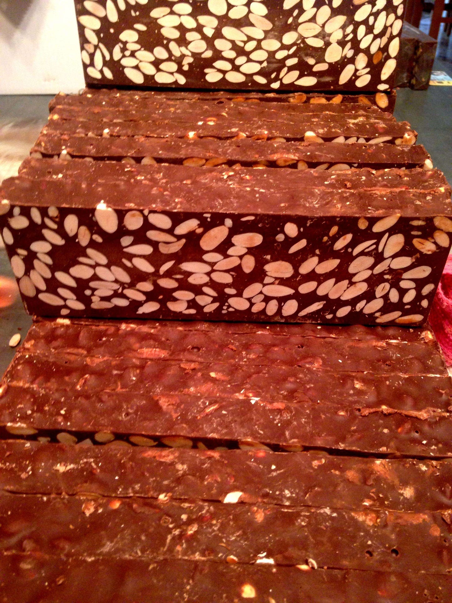 Turrón Chocolate con leche con almendras, 500 grs.