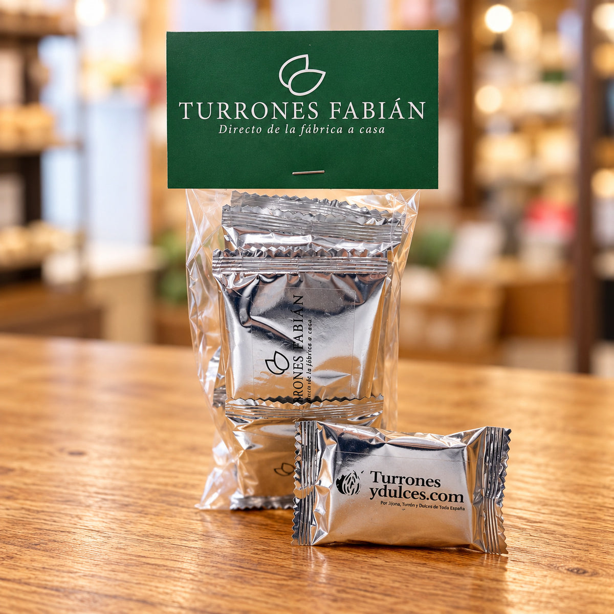 Bolsa de mini tortitas de turrón de Alicante Turrones Fabián sobre mostrador de madera