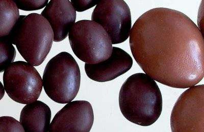 Almendras cubiertas bañadas de Chocolate (bolsa celofán 150 grs.) - Peladillas de chocolate o chocoperlas