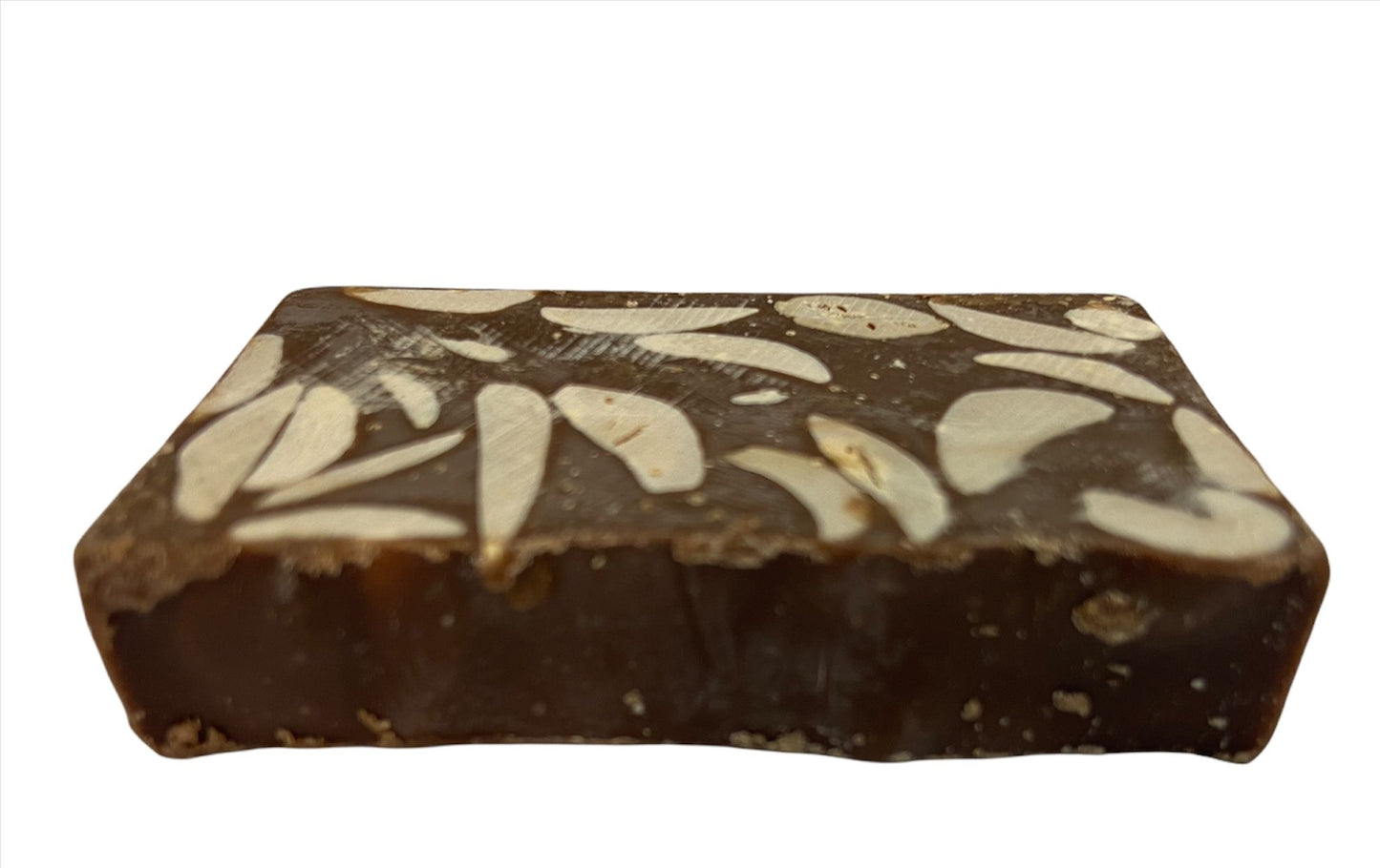 porcion de turrón de chocolate con almendras