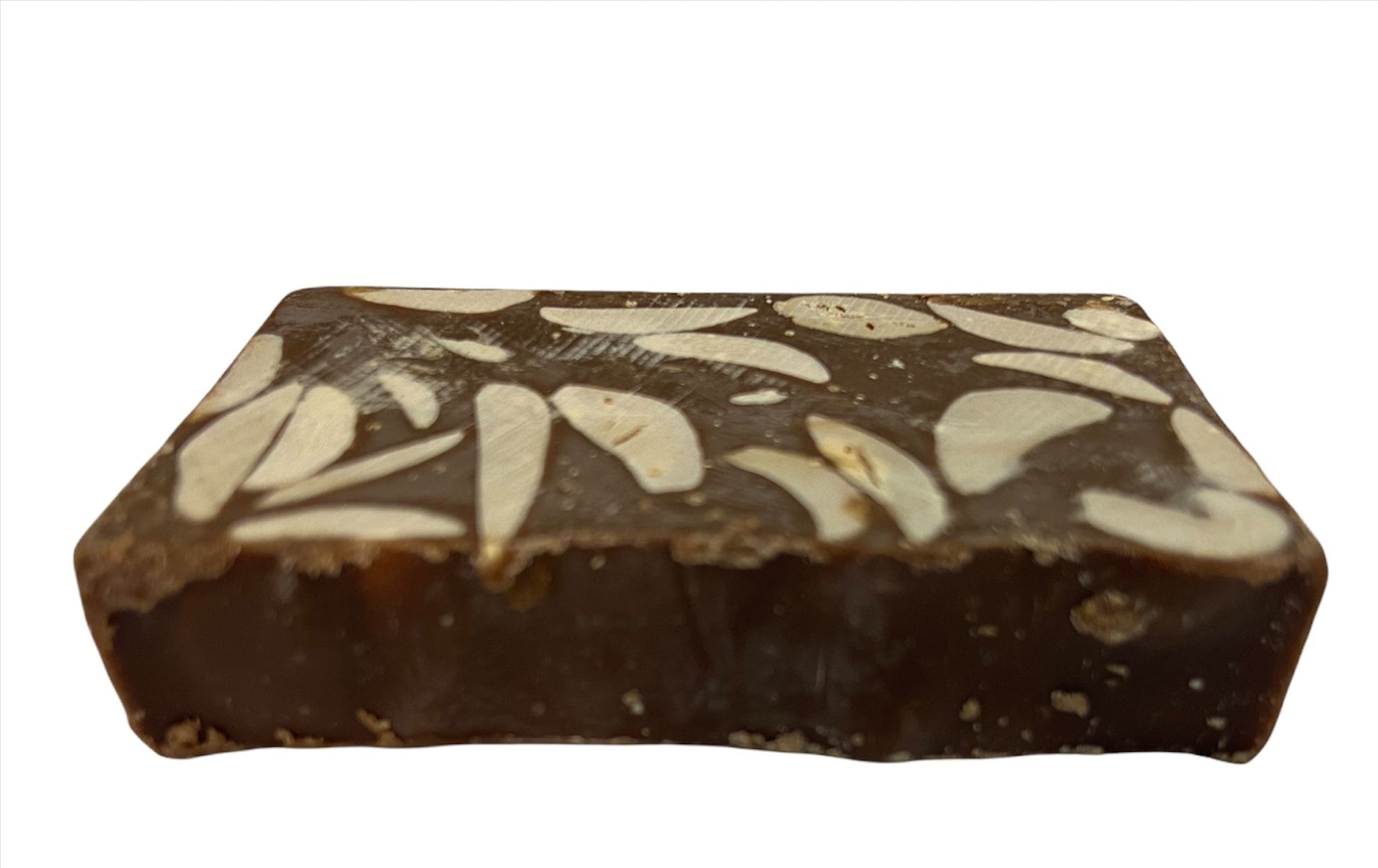 porcion de turrón de chocolate con almendras