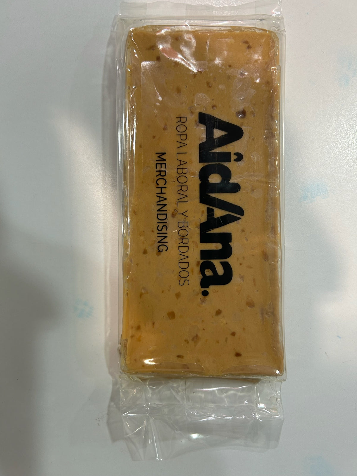 Ejemplo real de turrón personalizado con logo de empresa