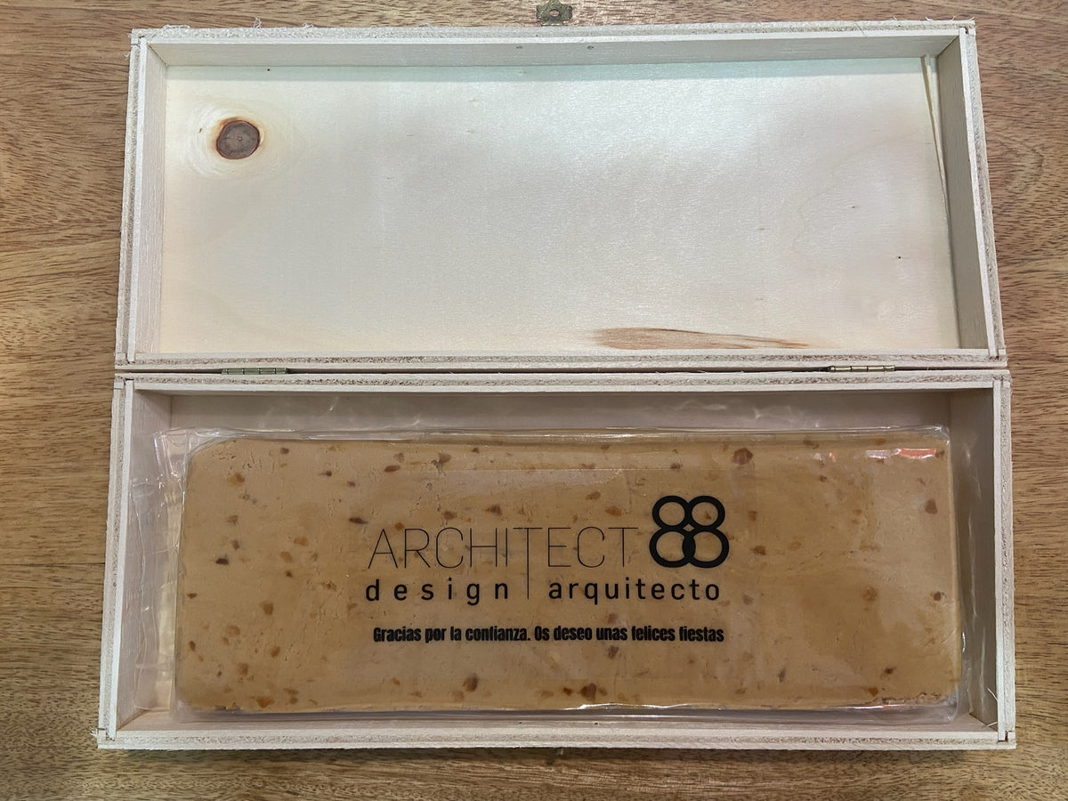 Turrón personalizado con logo presentado en caja de madera