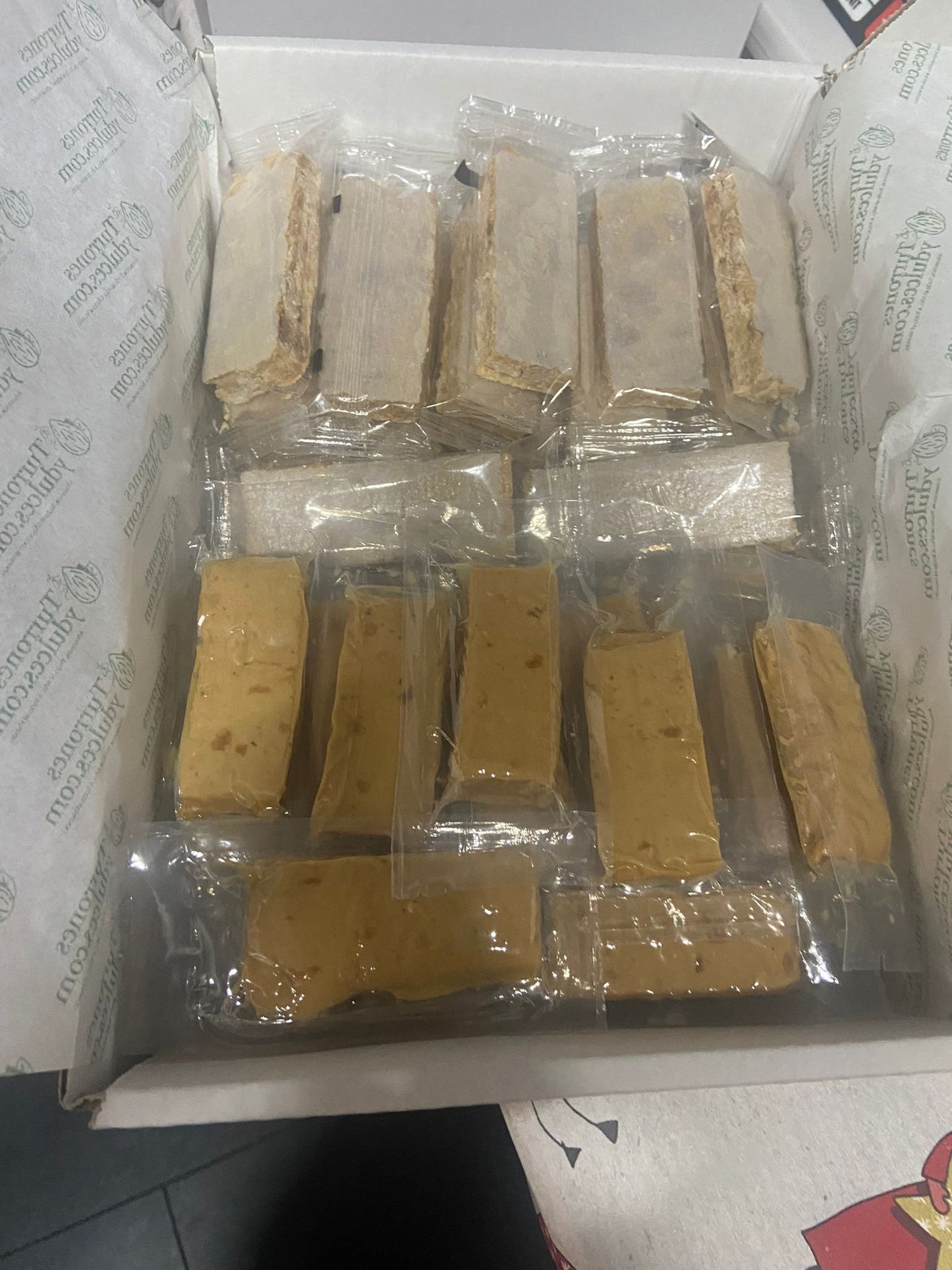 Porciones de Turrón Blando (Jijona)  y Duro (Alicante) en cajas a granel - Caja de 1,5kg  (60 unidades aprox)