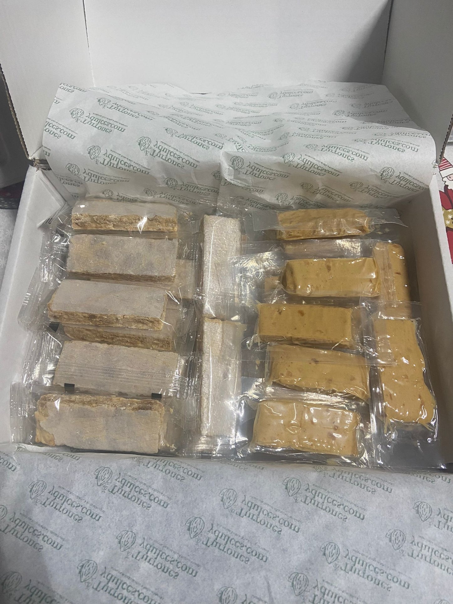 Porciones de Turrón Blando (Jijona)  y Duro (Alicante) en cajas a granel - Caja de 1,5kg  (60 unidades aprox)